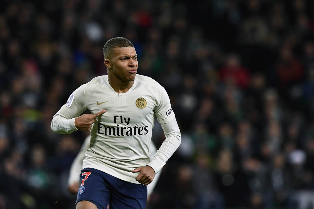 博大家一笑😄桑切斯抱着球滑倒摔出禁区，被判禁区外触球